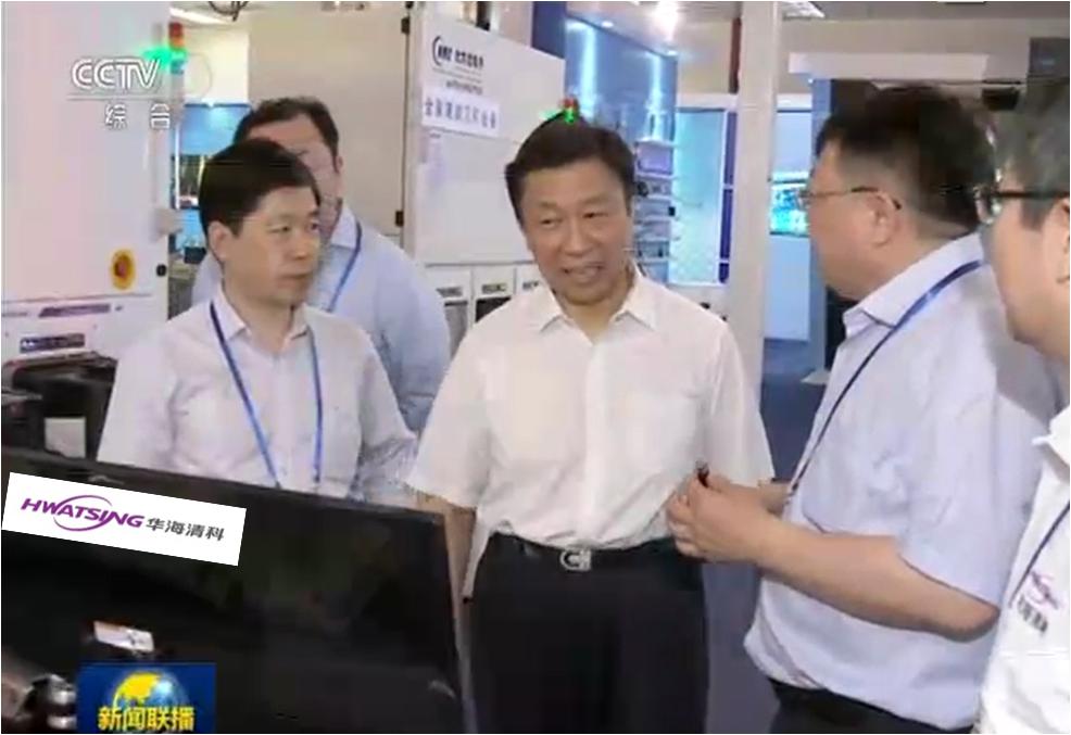 叶甜春总师向国度副主席李源潮介绍伟德体育的CMP设备
